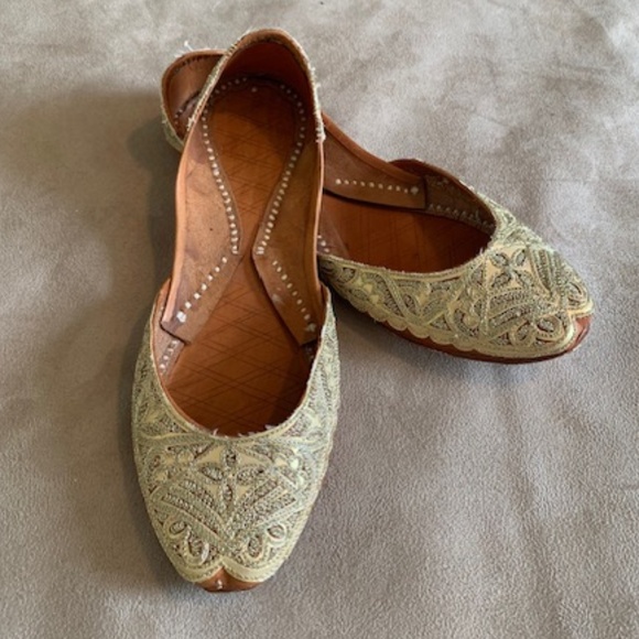 Indian Gold Wedding Shoes/Flats NWOT- size 6 - Picture 1 of 4